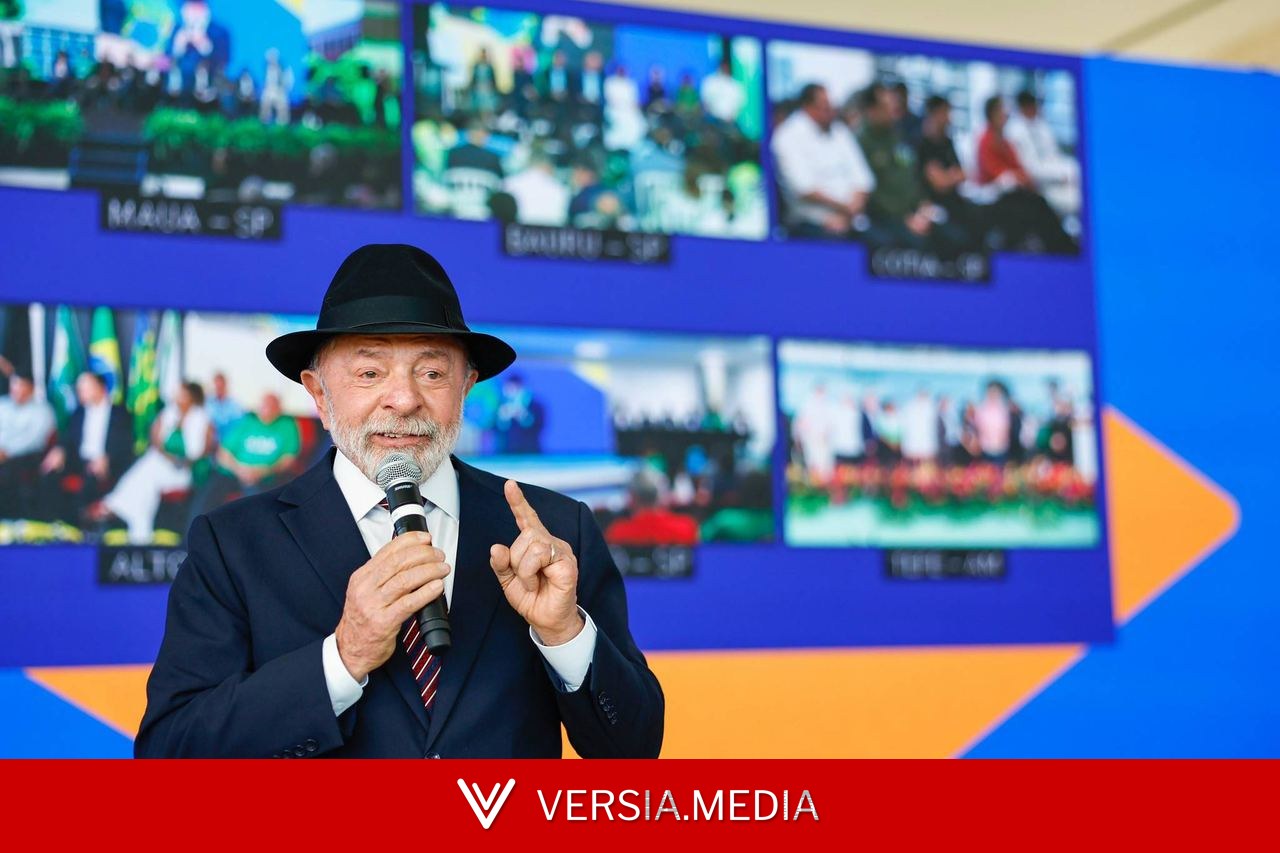 Lula mostra dedo do meio durante discurso no Palácio do Planalto: ‘Aqui para eles’