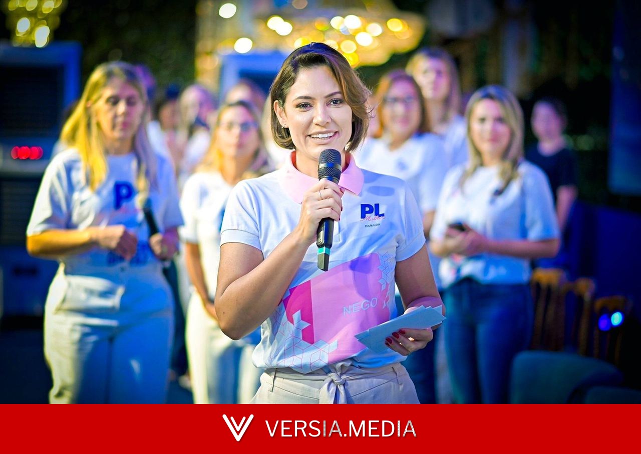 Michelle Bolsonaro visita PL Mulher e posa para foto com antiga equipe